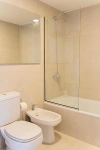 a bathroom with a white toilet and a shower at Moderno Monoambiente en Area Palermo A Estrenar Con Balcón y Vista Abierta in Buenos Aires +14 photos