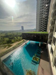 une grande piscine au milieu d'un bâtiment dans l'établissement Bali Resident- B-10, à Malacca