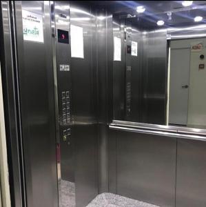 una fila de ascensores metálicos en un edificio en Apartamento novo Próximo ao Parque Beto carreiro, en Penha