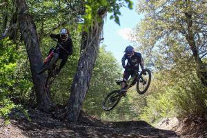 two people on dirt bikes jumping in the air at Cabaña Lodge los Coihues VALLE LAS TRANCAS# TERMAS DE CHILLAN#NEVADOS DE CHILLAN in Pinto