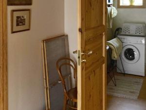 uma porta aberta para um quarto com uma máquina de lavar roupa em Holiday home HORN VI em Horn