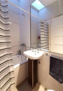 uma casa de banho branca com um lavatório e um chuveiro em !!CENTRAL LOCATION!! full house 6 for persons em Godoy Cruz