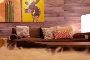 un soggiorno con divano marrone e cuscini di !!CENTRAL LOCATION!! full house 6 for persons a Godoy Cruz