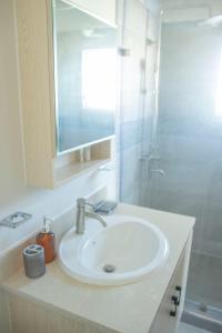 Un baño blanco con lavabo y ducha. en TWO KING BEDS NEAR PUERTO SECO BEACH, en Discovery Bay