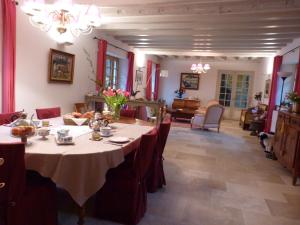 a large dining room with a table and chairs at La Sorellerie in Saint-Avertin