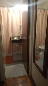 y baño con lavabo, aseo y espejo. en Estancia Nueva Córdoba en Córdoba