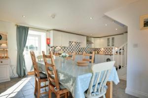 a kitchen and dining room with a table and chairs at Croft Cottage Alnwick in Alnwick