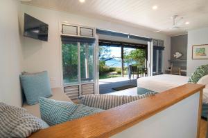 Mission Beach的住宿－The Bungalows，一间卧室设有一张床和一间客厅。