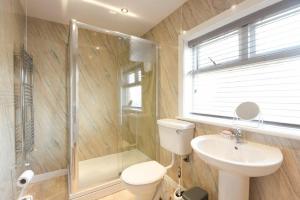 een badkamer met toilet, douche en wastafel bij Dairyman's Cottage in Amble +13 foto's