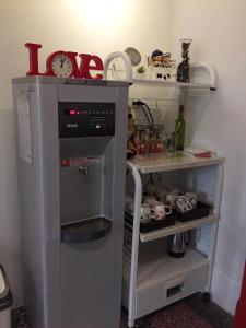 Elle comprend un réfrigérateur avec une horloge. dans l'établissement Play Kimnen B&B, à Jincheng