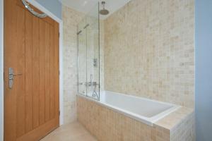 Ένα μπάνιο στο Martins Cottage