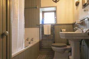 ein Badezimmer mit Toilette, Waschbecken und Badewanne in der Unterkunft Kittiwake Cottage, Seahouses in Seahouses