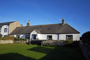 a large white house with a yard with a grassy yard sidx sidx at Pebble Cottage in Long Houghton
