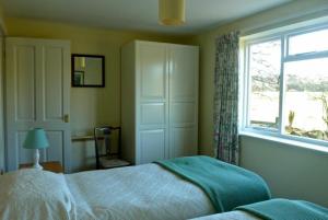 沃克的住宿－Honeysuckle Cottage Wark on Tyne，一间卧室设有一张床和一个窗口