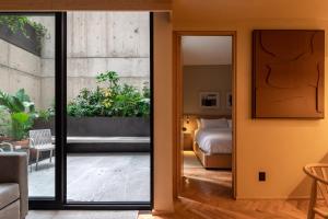 um quarto com vista para uma cama e um espelho em Ana Polanco Apartments em Cidade do México