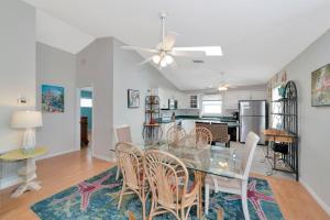 una sala da pranzo e una cucina con tavolo e sedie in vetro di Siesta-Retreats - Key West Unit a Siesta Key