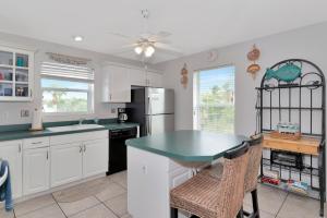 Cucina o angolo cottura di Siesta-Retreats - Key West Unit