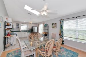 Cucina o angolo cottura di Siesta-Retreats - Key West Unit