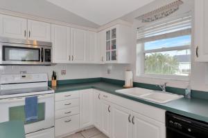 Cucina o angolo cottura di Siesta-Retreats - Key West Unit