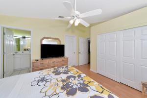 una camera da letto con un letto e un ventilatore a soffitto di Siesta-Retreats - Key West Unit a Siesta Key