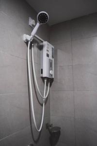 een badkamer met douche bij Loft Style Duplex w/ Ultimate lakeview @ Sawtelle in Cyberjaya