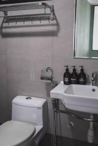 Ванная комната в Loft Style Duplex w/ Ultimate lakeview @ Sawtelle