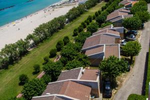 una vista aérea de una fila de casas en la playa en Residence Casabianca, en Porto San Giorgio