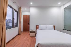 Postel nebo postele na pokoji v ubytování Coco Hotel Cau Giay