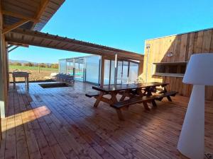 Μπαλκόνι ή βεράντα στο Maison authentique avec piscine chauffée, spa, sauna et cabane au cœur des pâturages - FR-1-496-7