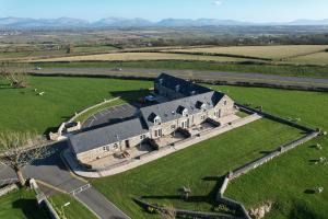 una vista aérea de una casa grande en un campo en Drosgl, en Llangefni