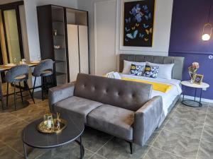 1 dormitorio con cama, sofá y mesa en Scarletz Suites KLCC by Mana-Mana en Kuala Lumpur
