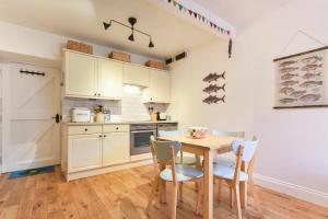 Kuchyň nebo kuchyňský kout v ubytování Eider Cottage Seahouses