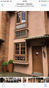 una imagen de una casa con una puerta y plantas en Apartamento aconchegate no centro de Gramado., en Gramado