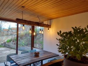 una mesa de madera en una habitación con una maceta en Fogata Naturaleza y Descanso, Casa de Campo Eucaliptos, en Iza