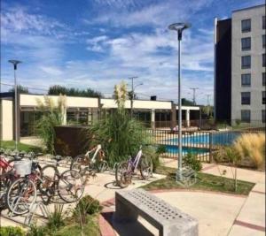 Un grupo de bicicletas estacionadas frente a un edificio. en Extraordinario depto ejecutivo, en Los Ángeles