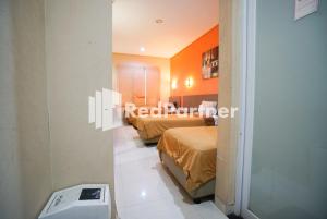 Postel nebo postele na pokoji v ubytování Tirta Mansion Lippo Karawaci Mitra RedDoorz