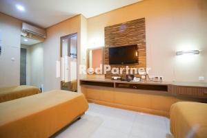 TV a/nebo společenská místnost v ubytování Tirta Mansion Lippo Karawaci Mitra RedDoorz