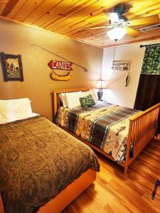 Gallery image of Enchanting Cabin with Hot Tub & Quiet Neighborhood in Big Bear Lake +16 photos