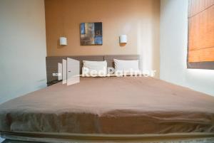 Postel nebo postele na pokoji v ubytování Tirta Mansion Lippo Karawaci Mitra RedDoorz