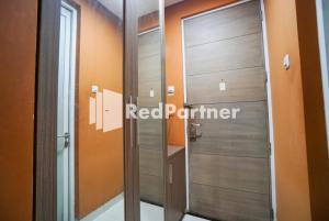 Koupelna v ubytování Tirta Mansion Lippo Karawaci Mitra RedDoorz
