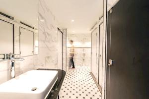 Koupelna v ubytování Narawad Boutique Hotel
