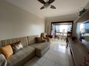 - un salon avec un canapé et une table dans l'établissement Apartamento Maravilhoso, à Capão da Canoa