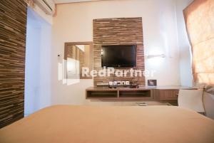 Postel nebo postele na pokoji v ubytování Tirta Mansion Lippo Karawaci Mitra RedDoorz