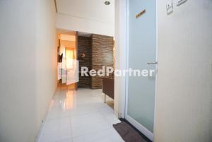 Fotografie z fotogalerie ubytování Tirta Mansion Lippo Karawaci Mitra RedDoorz v destinaci Karawaci