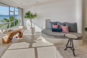 Ein Sitzbereich in der Unterkunft Ampersand Resort