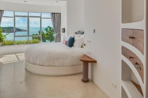 Ein Bett oder Betten in einem Zimmer der Unterkunft Ampersand Resort