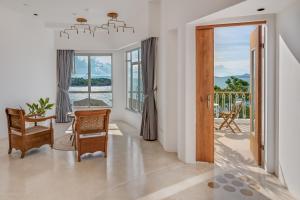 ein Wohnzimmer mit Blick auf das Meer in der Unterkunft Ampersand Resort in Bophut 
