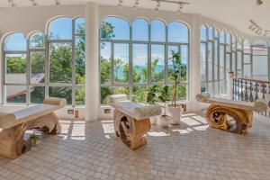 Ein Sitzbereich in der Unterkunft Ampersand Resort