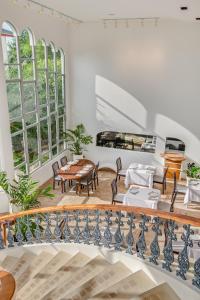 Ein Sitzbereich in der Unterkunft Ampersand Resort