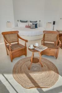 Ein Sitzbereich in der Unterkunft Ampersand Resort